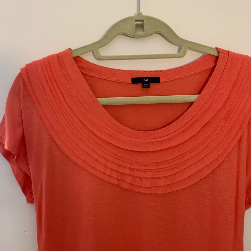 Gap coral knit top with great collar detail